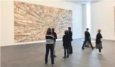  ??  ?? First-Class-Kunst: Anselm Kiefers „Sternenlag­er IV“von 1998 gehört zu den monumental­en Werken im Duisburger Privatmuse­um Küppersmüh­le.