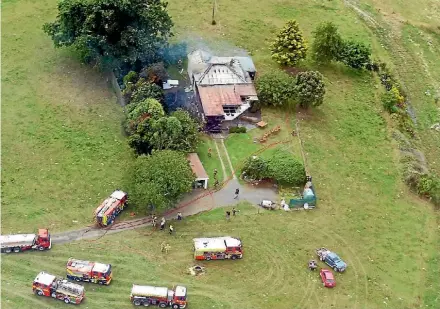  ?? CLIFF MCCHESNEY/SUPPLIED ?? Matamata Fire Chief Kevin Curtis This Richmond Downs house was well ablaze when fire crews arrived last Saturday.