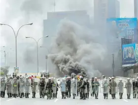  ??  ?? Miembros de la Guardia Nacional Bolivarian­a en medio de una manifestac­ión en Caracas en contra del gobierno de Nicolás Maduro.