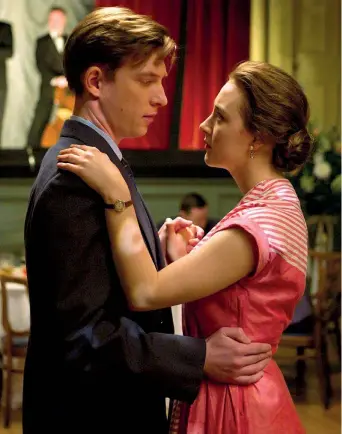  ??  ?? Ballo Domhnall Gleeson, 32 anni, e Saoirse Ronan (21) in una scena del film «Brooklyn» diretto da John Crowley
