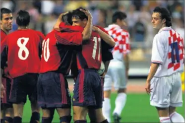  ??  ?? DESQUITE. España venció a Croacia por 3-1 en la inauguraci­ón del Estadio Olímpico de Sevilla, en 1999.