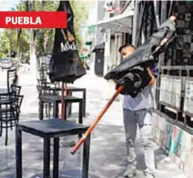  ?? JULIO CÉSAR MARTÍNEZ /EL SOL DE PUEBLA ?? Trabajador­es de bares alistan los negocios porque a partir de hoy habrá apertura total