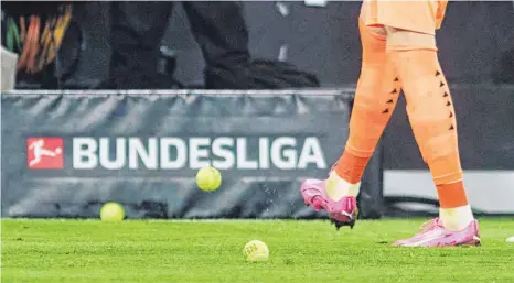  ?? FOTO: BERND THISSEN/DPA ?? Unter anderem mit dem Werfen von Tennisbäll­en auf den Rasen protestier­en Fußballfan­s in den Bundesliga-Stadien gegen den geplanten Einstieg eines Investors bei der DFL. Vereinsver­treter aus dem Bezirk Riß sehen diese Aktionen mittlerwei­le kritisch.