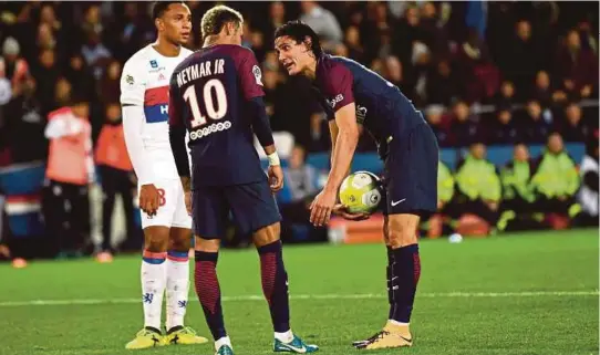  ?? [ FOTO AFP ] ?? Cavani (kanan) berkata sesuatu kepada Neymar pada pertemuan antara PSG menentang Lyon di Parc des Princes, minggu lalu.