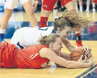  ?? RENÉ JOHNSTON TORONTO STAR ?? Ryerson’s Rachel Farwell, top, dives for the ball with Laval’s Jane Gagné in a U Sports quarterfin­al. Laval advanced, winning 73-51.