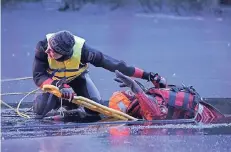  ?? FOTO: DLRG ?? Wichtigste­s Einsatzmit­tel bei der Rettung ist das Spineboard.