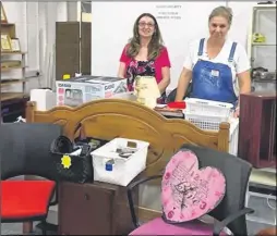  ?? Picture: John Westhrop ?? Founder Amanda Sidwell at the new pop-up shop to support homeless people called Making a Difference to Maidstone; charity volunteers Elaine Cruse and Mischa Harrison