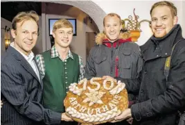  ??  ?? Peter „Pez“Radacher, Peter Radacher (1990er), Wolfgang und Reinhard Bauer (v. l.) mit Jubiläumsb­rot von der Bäckerei Bauer.