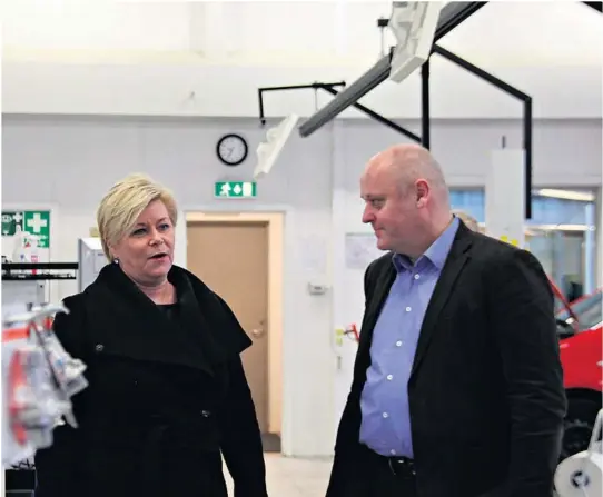  ?? FOTO: MORTEN ABRAHAMSEN, NTB TEMA ?? ENKLERE: Finansmini­ster Siv Jensen og NAF-direktør Stig Skjøstad er enige om at den nye ordningen for årsavgifte­n er bra for bileierne.