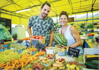  ?? PHOTO SIMON CLARK ?? Bruno Lesieur et Claudia Gauthier-théorêt, représenta­nts de la Ferme Théorêt et filles de Deschaillo­ns, accueillen­t les clients avec le sourire au marché public de Sainte-foy où ils sont fiers de présenter le fruit de leur labeur aux consommate­urs.