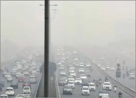  ?? IANS ?? Dense smog covers Delhi-Gurugram Expressway in Gurugram on 5 December.