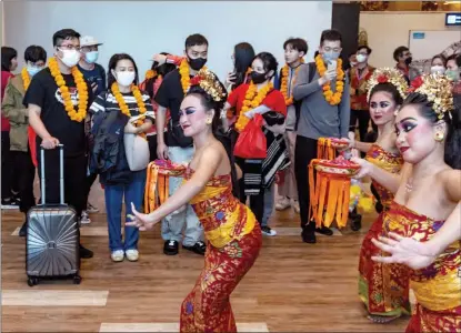  ?? XINHUA ?? Indonesian­s receive Chinese tourists at Ngurah Rai Internatio­nal Airport, Bali, on Jan 22.