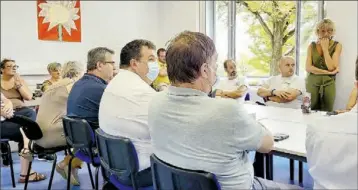  ?? - Crédits : A.L ?? Avant son interventi­on à l’Assemblée nationale, le député David Taupiac au chevet des personnels médico-sociaux.