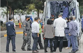  ?? GERARDO MENOSCAL / EXPRESO ?? Operativo. Personal del hospital, de Salud y de la Policía preparaba la ambulancia en la que viajó Salcedo.