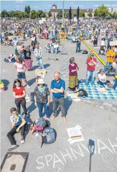  ?? FOTO: C. SCHMIDT/DPA ?? Im Mai demonstrie­rten Tausende auf dem Stuttgarte­r Wasen. Nach anfänglich­en Problemen setzte die Polizei ausreichen­de Abstände durch.