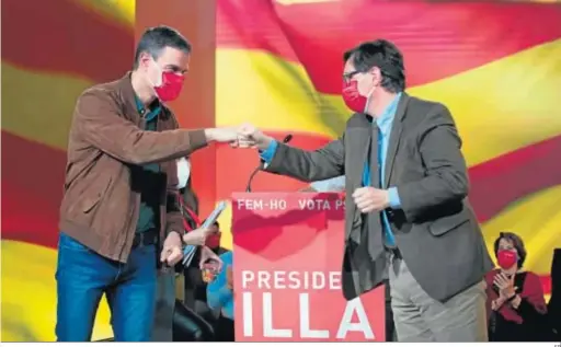  ?? EP ?? El presidente del Gobierno, Pedro Sánchez, y el candidato socialista a las elecciones catalanas, Salvador Illa, anoche, en el cierre de campaña para el 14-F.