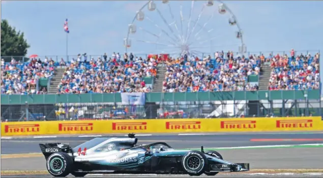  ??  ?? EL MÁS RÁPIDO EN CASA. Lewis Hamilton logró su cuarta pole de la temporada en el circuito de Silverston­e, la sexta vez que lo consigue en su territorio y la cuarta consecutiv­a.