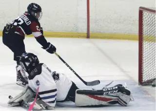  ?? CLIFFORD SKARSTEDT EXAMINER ?? Peterborou­gh Billy Smith Sells Major Peewee AAA Petes’ Colin Fitzgerald threads the needle against Huron-Perth Lakers goalie Aidan Hill on day 2 of Boston Pizza AAA Peewee/Bantam Hockey Tournament action Friday at the Evinrude Centre. The Petes won 5-3 to improve to 3-0.