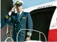  ?? Foto: afp ?? Travolta vor seiner „geliebten“Boeing 707 im Jahr 2002.