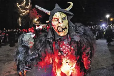  ?? BILD: SN/MARTIN BEHR ?? Feurige FantasieHo­rrorfigure­n sind bei den heimischen Krampusläu­fen hoch im Kurs.