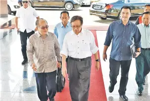  ?? — Gambar Tan Song Wei ?? HADIRI MESYUARAT: Abang Johari (tengah) dan Uggah (kiri) tiba bagi Mesyuarat Pra-Persidanga­n DUN di Ibu Pejabat PBB di Kuching, semalam.