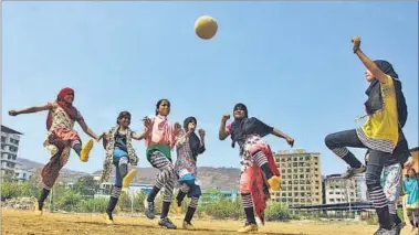  ?? PHOTOS: PRAFUL GANGURDE ?? Girls practise for Fatima Bi Savitrabai Football Tournament to be held in Mumbra on Tuesday.