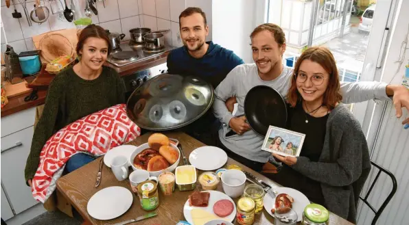  ?? Foto: Silvio Wyszengrad ?? Vier Studenten, die gerne zusammen wohnen und es sich in der WG mit ihren Lieblingss­achen gemütlich machen: Michaela Drews, Lukas Thomiczek, Lukas Mybs und Lillian Riedmann treffen sich gerne beim Frühstücke­n in der Küche.