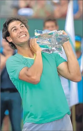  ?? MARK J. TERRILL / AP ?? Rafael Nadal, el domingo, con el trofeo de Indian Wells