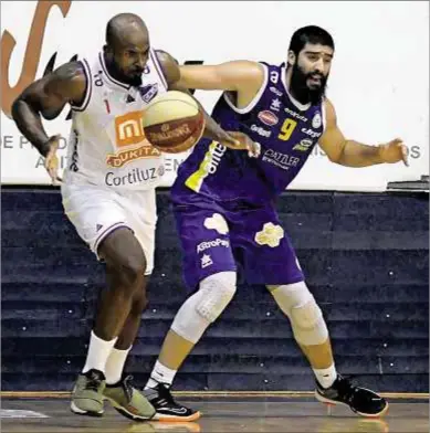  ??  ?? Duelo. Danridge (31 puntos, 4 rebotes y 7 asistencia­s) y Federico Haller (25 puntos y 8 rebotes), dos de gran efectivida­d.