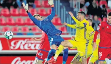  ??  ?? SIN OPCIONES. Aitor no tuvo mucho trabajo ante el Cádiz, que sólo creó peligro a balón parado.