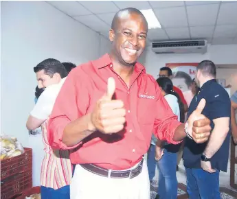  ?? FOTOS: SAMUEL ZELAYA ?? COMPROMISO. Jerry Sabio tiene el reto de sanear las finanzas de la municipali­dad de La Ceiba, que mantiene una deuda de más de 800 millones de lempiras.