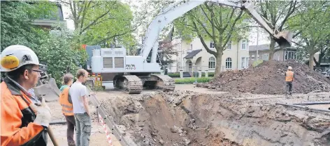  ?? RP-FOTOS (3): WOLFGANG KAISER ?? Gestern Morgen auf der Baustelle am Viehmarkt: Ein Loch wird gebaggert, damit die Archäologe­n auf Spurensuch­e gehen können. Später soll in dieser Grube die Pumpstatio­n für die beiden riesigen Regenrückh­altebecken eingebaut werden.