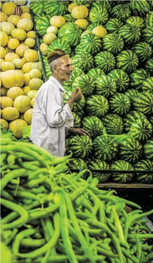  ?? BILD: SN/DIETMAR DENGER / LAIF / PICTURED ?? Die Preise für Wassermelo­nen haben sich am Basar in Teheran über das vergangene Wochenende um 50 Prozent erhöht.