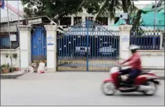  ?? ADDITIONAL REPORTING BY NIEM CHHENG PHA LINA ?? Traffic passes in front of the Cambodian Center for Human Rights’ headquarte­rs on Monday in Phnom Penh.