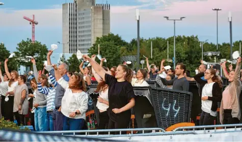  ?? Fotos: Peter Fastl ?? Es hielt keinen im Strandkorb: Die Band Bosse begeistert­e die Besucherin­nen und Besucher des Strandkorb‰festivals auf dem Messegelän­de.