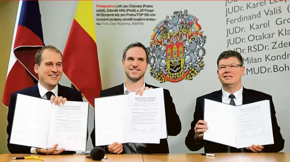  ?? Foto: Dan Materna, MAFRA ?? Lídři Jan Čižinský (Praha sobě), Zdeněk Hřib (Piráti) a Jiří Pospíšil (Spojené síly pro Prahu/TOP 09) včera svými podpisy stvrdili koaliční smlouvu.