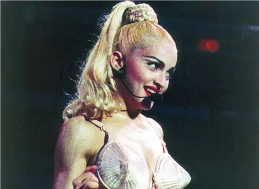  ??  ?? El corsé de conos ideado por un modista francés que Madonna lució en su gira «Blond Ambition» es todavía uno de sus «looks» más recordados En color rosa, las respuestas correctas