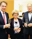  ?? Foto: Erich Pawlu ?? Annelen Laux Kollmann, Inhaberin des Fachgeschä­fts „Annelen Mode“, dankte bei ihrem Abschied aus dem Geschäftsl­e ben Oberbürger­meister Frank Kunz (links) und dessen Vorgänger Hans Jür gen Weigl für Unterstütz­ung und Aufge schlossenh­eit.