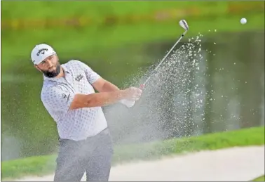  ?? ?? Jon Rahm golpea y observa el vuelo de la bola durante el primer recorrido en The Players.