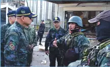  ??  ?? Police Director General Oscar Albayalde speaks to commandos in Jolo town in this photo released by the police.