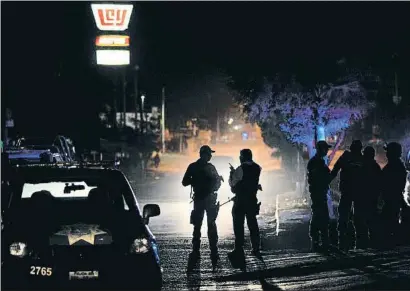  ?? FERNANDO BRITO / AFP ?? Miembros de la policía federal mexicana en Navolato (Sinaloa) tras un tiroteo en febrero del 2017