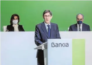  ?? ROBER SOLSONA ?? Goirigolza­rri, presidente de Bankia, en la que fue su última junta