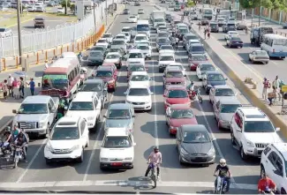  ?? ARCHIVO ?? El impuesto de 1 % a la circulació­n vehicular sigue en suspenso, desde el 2013.