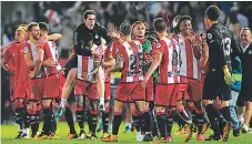  ??  ?? carnaval. Los jugadores de Girona no se lo pueden creer y encienden el carnaval después de la primera visita oficial de Real Madrid a uno de los bastiones del sentimient­o catalán.