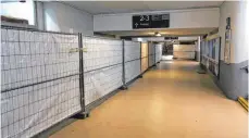  ??  ?? So sieht es derzeit in der Unterführu­ng zu den Bahngleise­n im Tuttlinger Hauptbahnh­of aus. Die Aufzüge sind großräumig abgesperrt.