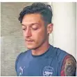  ?? FOTO: DPA ?? Mesut Özil geht zum Training des FC Arsenal in Singapur.