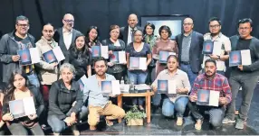  ??  ?? Jóvenes que participar­on en la instalació­n Carne y Arena, del cineasta Alejandro González Iñárritu, recibieron un reconocimi­ento en el Centro Cultural Universita­rio Tlatelolco.