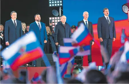  ?? ?? El presidente encabezó una ceremonia en la Plaza Roja para celebrar la anexión ante sus simpatizan­tes