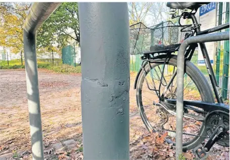  ?? RP-FOTO: SCHROETER ?? Mittlerwei­le ist der Fahrradbüg­el am Eingang des Botanische­n Gartens wieder verschweiß­t. Unbekannte hatten das Rohr durchgesäg­t und den Einschnitt mit Panzerband kaschiert.