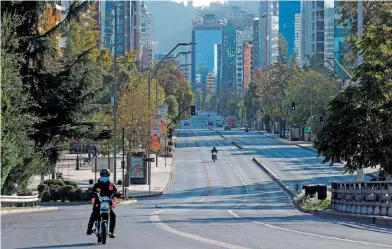  ??  ?? Chile ha alcanzado el millón de casos activos de covid-19 tras el rebrote.